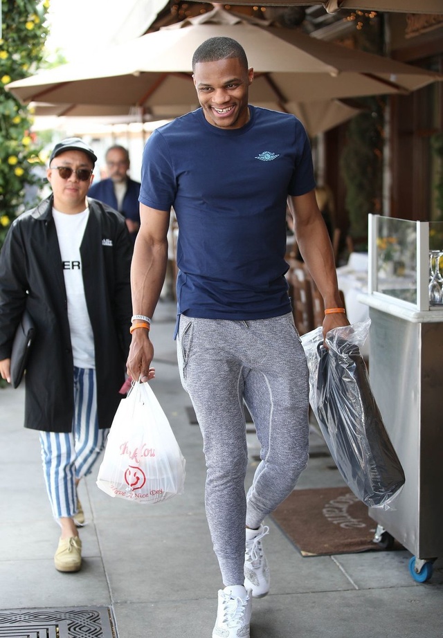 机紧贴